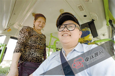 女公交司机拒乘客中途下车 头上被泼胶水